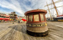 Il vecchio porto della città di New York. Il molo Pier 17 a South Street Seaport, Lower Manhattan - © CristinaMuraca / Shutterstock.com