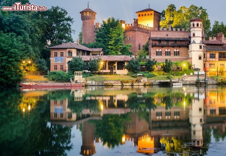 Immagine Il Borgo Medievale del Valentino, fotografato dalle rive del Po a Torino. In realtà fu costruito alla fine del 19° secolo, in occasione della Esposizione Universale del 1884 - © Marco Saracco / Shutterstock.com