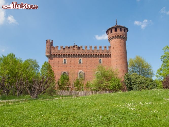 Immagine Il Castello Medievale del Parco Valentino a Torino - © Claudio Divizia / Shutterstock.com