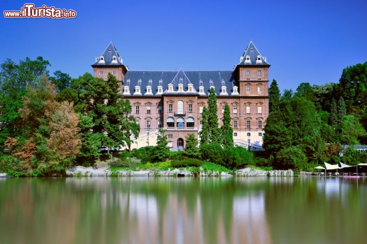 Immagine il Castello del Valentino fotografato dalle rive del fiume Po, in centro a Torino - © ROBERTO ZILLI / Shutterstock.com