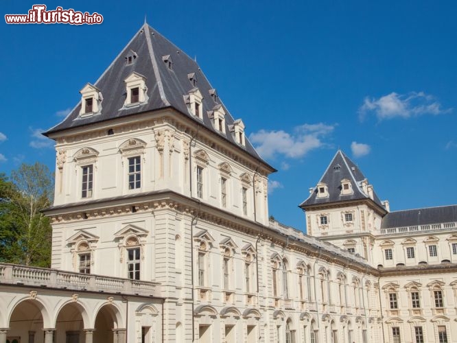 Immagine Dettaglio della corte interna del Castello del Valentino a Torino - © Claudio Divizia / Shutterstock.com