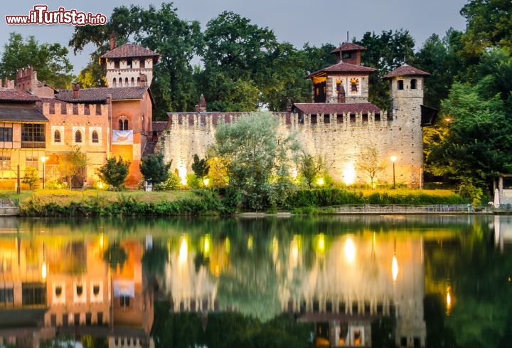 Immagine il Villaggio in perfetto stile medievale del Parco del Valentino a Torino, lungo la riva sinistra del fiume Po - © Marco Saracco / Shutterstock.com
