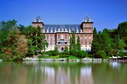 il Castello del Valentino fotografato dalle rive del fiume Po, in centro a Torino - © ROBERTO ZILLI / Shutterstock.com