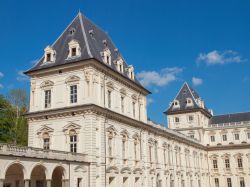 Dettaglio della corte interna del Castello del Valentino a Torino - © Claudio Divizia / Shutterstock.com