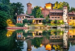 Il Borgo Medievale del Valentino, fotografato dalle rive del Po a Torino. In realtà fu costruito alla fine del 19° secolo, in occasione della Esposizione Universale del 1884 - © ...