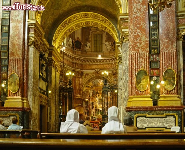 Immagine La navata centrale del Santuario della Consolata, la nota Basilica di Torino - © skyfish / Shutterstock.com