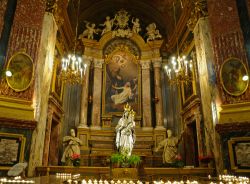 I ricchi interni dorati, il pregiato barocco della Basilica della Consolata a Torino - © skyfish / Shutterstock.com 
