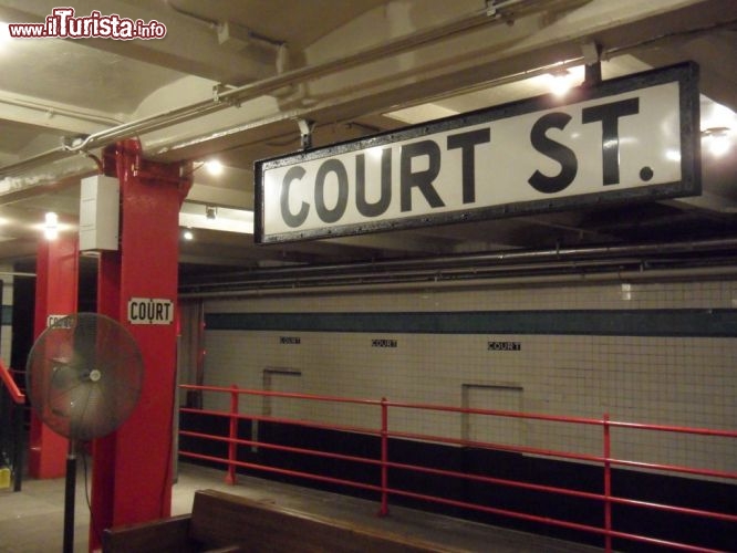 Immagine Stazione di Court Street, Museo dei Trasporti di New York: parte dell'esposione permanente del New York Transit Museum si trova direttamente sui binari di un'antica stazione nel quartiere di Brooklyn - Foto © Eric Fischer / Flickr