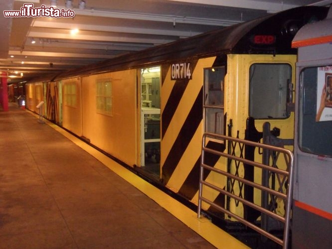 Immagine Le carrozze dei treni e delle metropolitane d'epoca del New York Transit Museum sono tra gli oggetti più ammirati dai visitatori. Il museo sorge all'interno di un edificio storico risalente al 1936 che fu in passato un'antica stazione di Downtown Brooklyn - Foto © Eric Fischer / Flickr