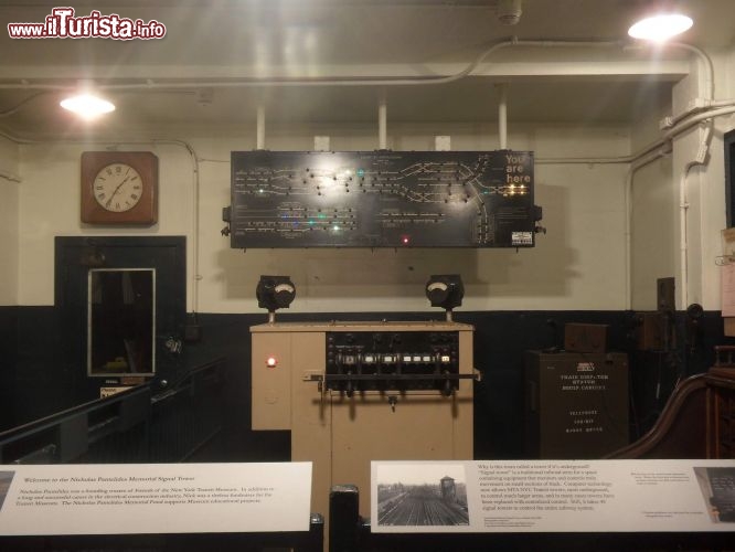 Immagine Centro di controllo della posizione dei treni: il Transit Museum di New York City ospita molti oggetti di un'epoca "pionieristica". Il trasporto pubblico newyorchese oggi consente agli utenti 2,5 miliardi di spostamenti ogni anno - Foto © Eric Fischer / Flickr