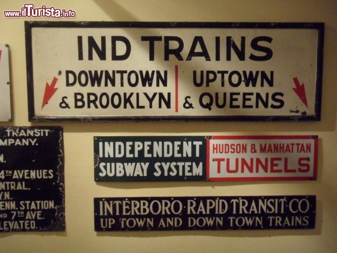 Immagine Insegne e cartelli vintage presso il Transit Museum, NYC: il museo si occupa di raccogliere materiali originali del sistema di trasporto pubblico, proponendo ai suoi visitatori alcune gallerie dove ammirare pezzi unici - Foto © Eric Fischer / Flickr