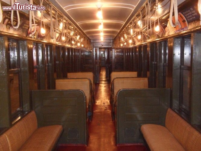 Immagine Interno di un'antica carrozza della metropolitana: nel New York Transit Museum è spiegata la storia del trasporto rapido della città anche consentendo ai visitatori di salire a bordo di alcuni mezzi d'epoca - Foto © Eric Fischer / Flickr