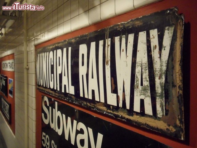 Immagine Municipal Railway, Transit Museum NYC: nelle giornate di sabato e domenica, in orari predefiniti (alle 12 e alle 15) si può partecipare a visite guidate gratuite del museo - Foto © Eric Fischer / Flickr