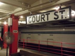 Stazione di Court Street, Museo dei Trasporti di New York: parte dell'esposione permanente del New York Transit Museum si trova direttamente sui binari di un'antica stazione nel quartiere ...