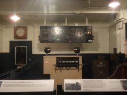 Centro di controllo della posizione dei treni: il Transit Museum di New York City ospita molti oggetti di un'epoca "pionieristica". Il trasporto pubblico newyorchese oggi consente ...