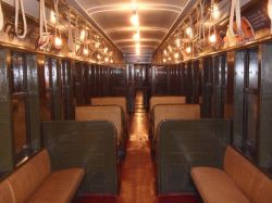 Interno di un'antica carrozza della metropolitana: nel New York Transit Museum è spiegata la storia del trasporto rapido della città anche consentendo ai visitatori di ...