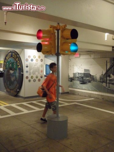 Immagine Semafori d'epoca, Museo dei Trasporti, NYC: una delle attrazioni principali della mostrasul trasporto su strada vi è questo un incrocio stradale dove si simula una reale situazione di traffico - Foto © Eric Fischer / Flickr