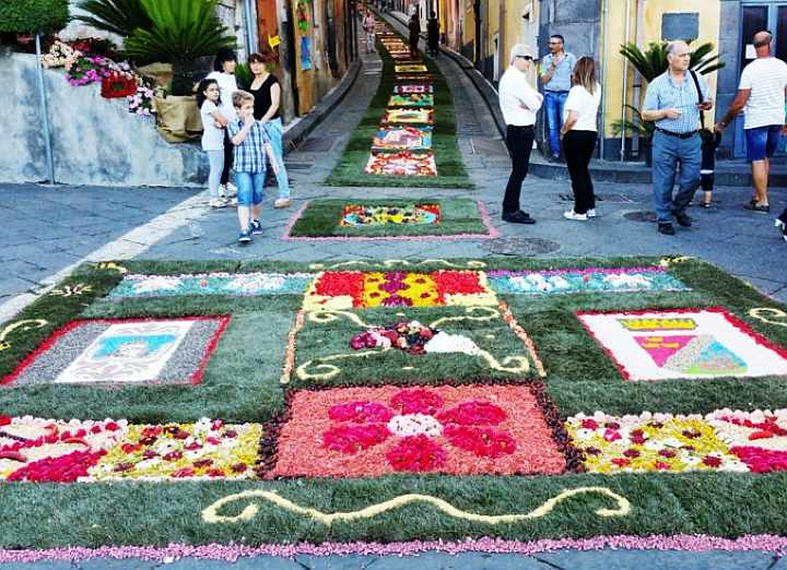 Infiorata tra fiori e frutta e Sagra della Ciliegia Sant\'Alfio