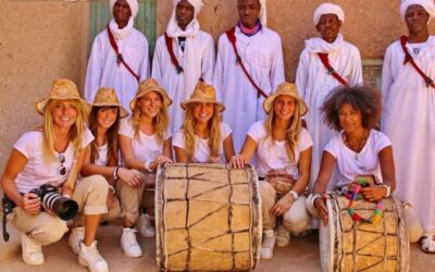16_Il_team_assieme_ad_un_gruppo_di_Gnawa_nel_villaggio_di_Khamlia