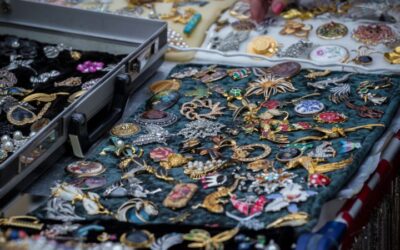 Collection,Of,Retro,Brooches,At,The,Flee,Market