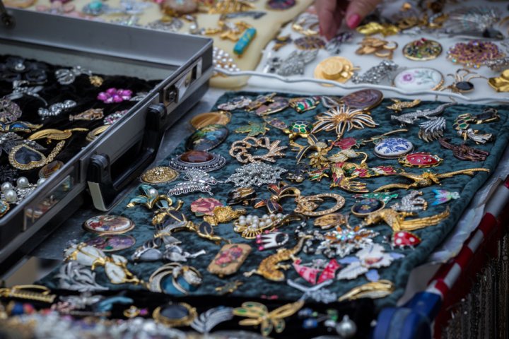 Collection,Of,Retro,Brooches,At,The,Flee,Market