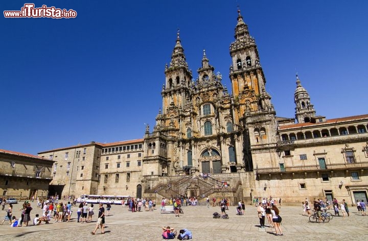 Arrivo_pellegrini_cammino_a_Santiago_Compostela_piazza_Cattedrale_San_Giacomo_Spagna_159093071