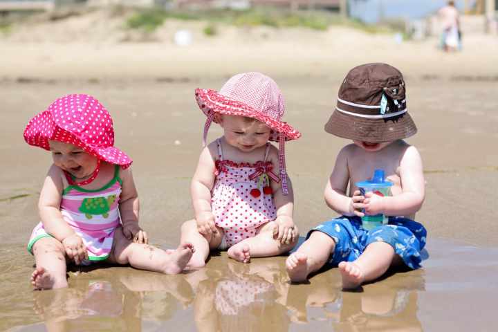 Bambini-spiaggia-verde-1