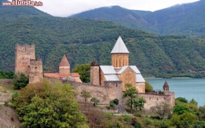 Castello_e_chiesa_di_Ananuri_Georgia