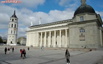 Cattedrale_e_Campanile_Santi_Stanislao_Vladislao_Vilnius