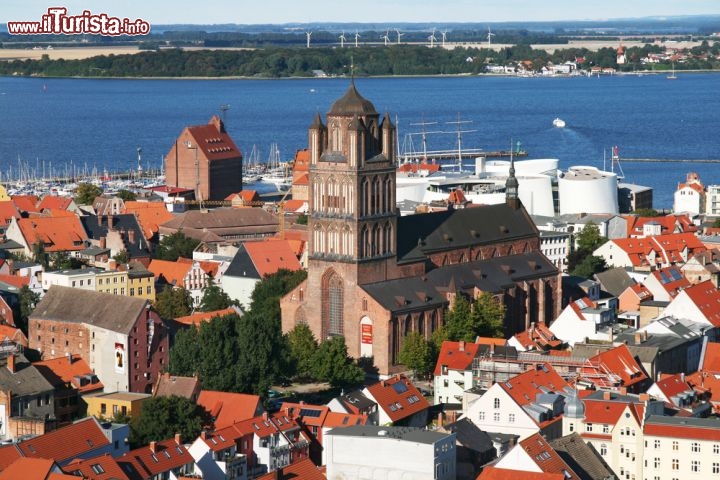 Centro_Stralsund_con_chiesa_St_Jacobi_Germania_89396659