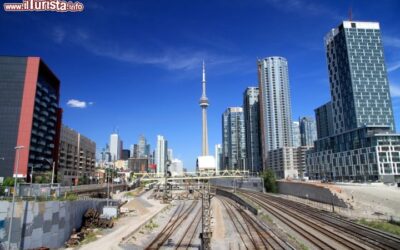 Centro_Toronto_e_Go_Transit_railway_107495042
