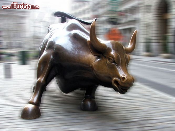 Il Charging Bull di Wall Street davanti alla New York Stock Exchange