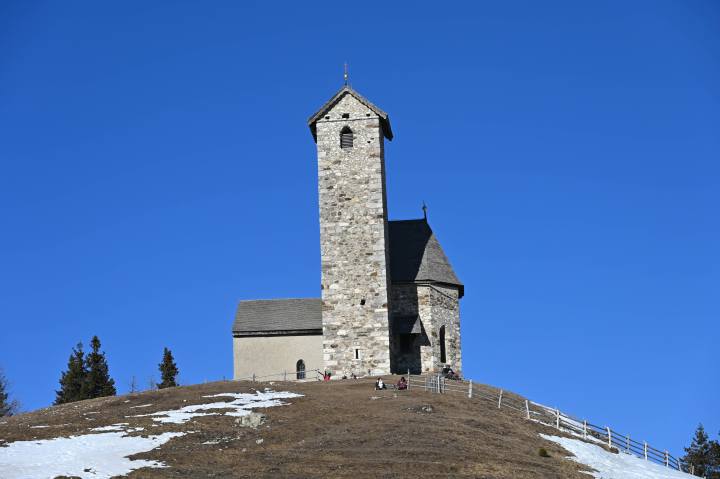 Il Monte San Vigilio a Lana: la chiesa, la funivia e il Vigilius Resort