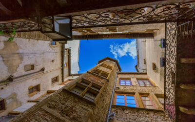 Old,Medieval,Courtyard,Traboules,In,Lyon,France,-,Travel,And