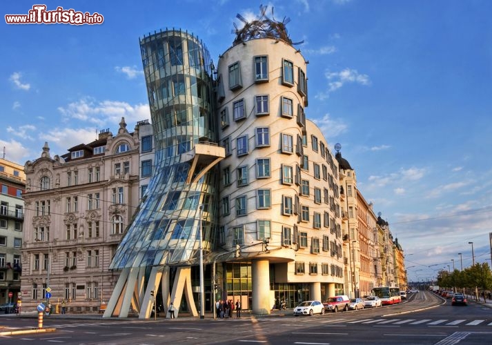 Dancing House (Casa Danzante): a Praga l’edificio che ricorda Ginger & Fred
