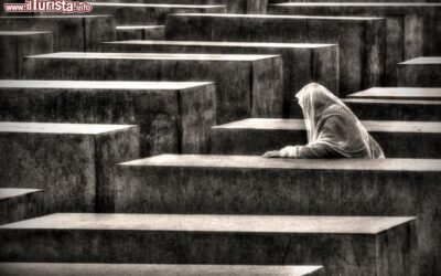 Donna_in_preghiera_al_memoriale_dell_Olocausto_di_Berlino_113497105