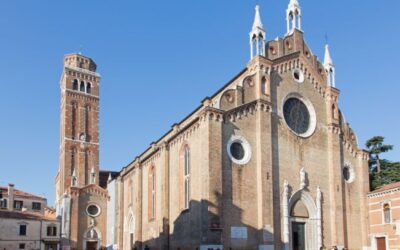 Facciata_e_campanile_Santa_Maria_dei_Frari_Venezia_183953045