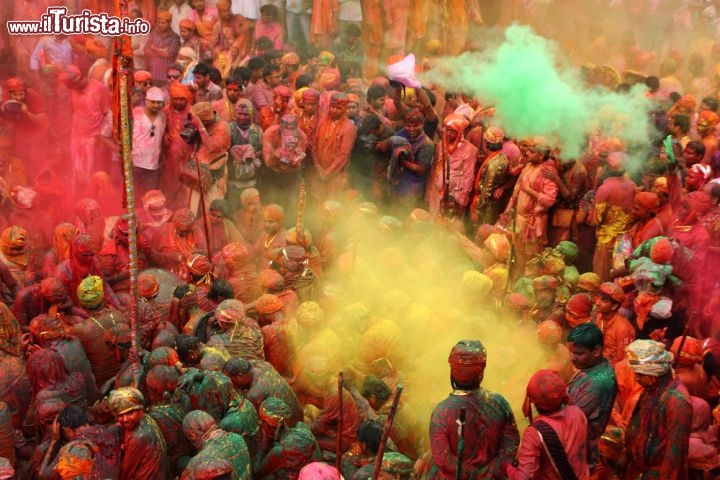 Lathmar Holi, in India per il Festival induista dei Colori