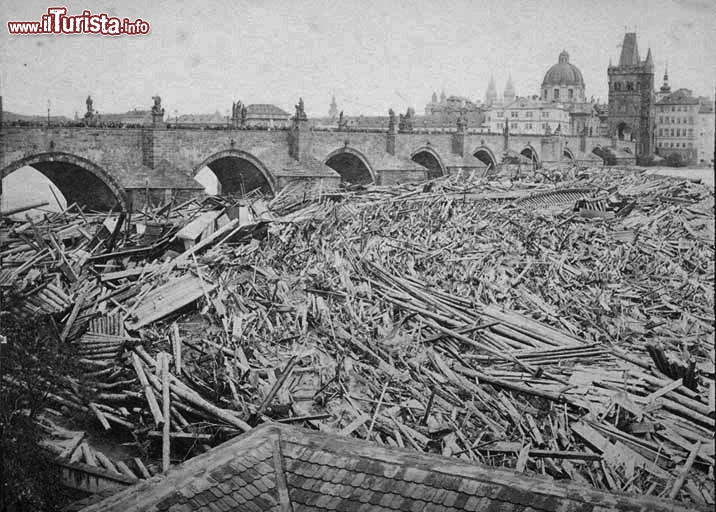 Il Ponte Carlo a Praga: sulla Moldava, dalla Città Vecchia al Castello