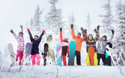 Giovani_si_divertono_sulle_piste_da_sci_con_snowboard