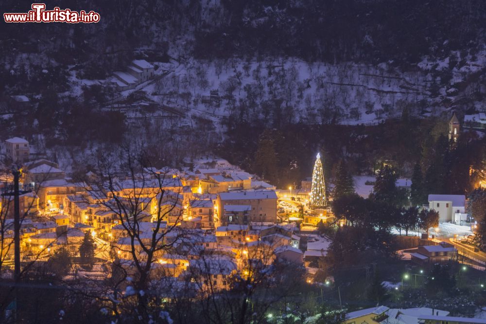 I_Mercatini_e_l_Albero_di_Natale_a_Caposele_in_Campania