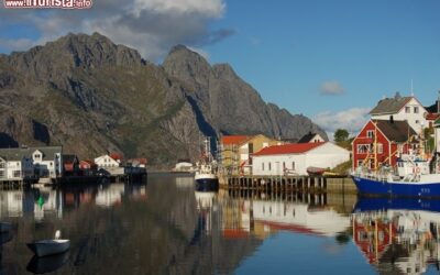 Il_porto_di_Henningsvaer_Lofoten_e_Monte_Vagakallen
