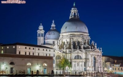 Le_due_cupole_barocche_Santa_maria_della_Salute_Venezia_229245973
