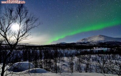 Luna_con_aurora_Boreale_Lappland_Abisko_Svezia-1