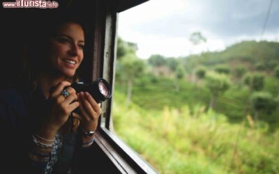 Michela_a_bordo_di_uno_dei_treni_locali_in_direzione_di_Ella__questi_treni_tagliano_la_Hill_Country_e_le_sue_piantagioni