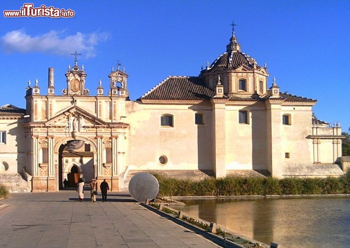 Il Monastero de la Cartuja a Siviglia, sulle sponde del Rio Guadalquivir