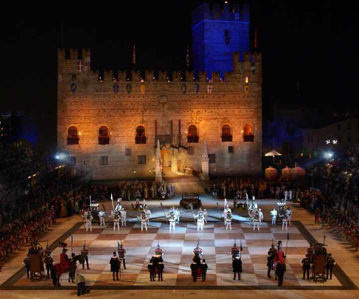 A Marostica per la partita scacchi a personaggi viventi