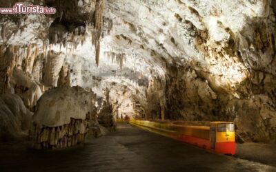 Postojna_Slovenia_dentro_le_Grotte_di_Postumiacon_il_trenino