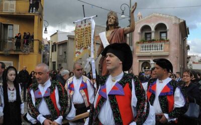 La processione del giorno di Pasqua a Oliena in Sardegna