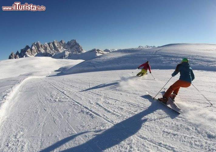 Sciare_al_Passo_San_Pellegrino_Dolomiti